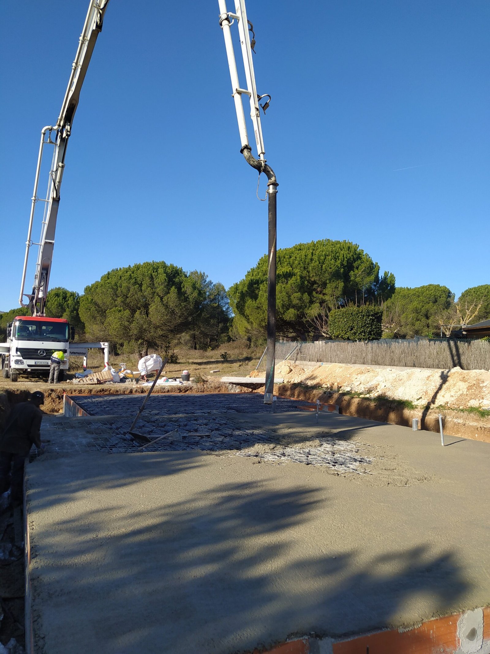 Construcción de losa de cimentación de hormigón para vivienda unifamiliar.