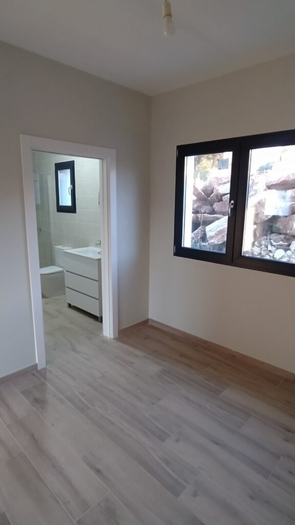 Interior de vivienda reformada con acabados modernos