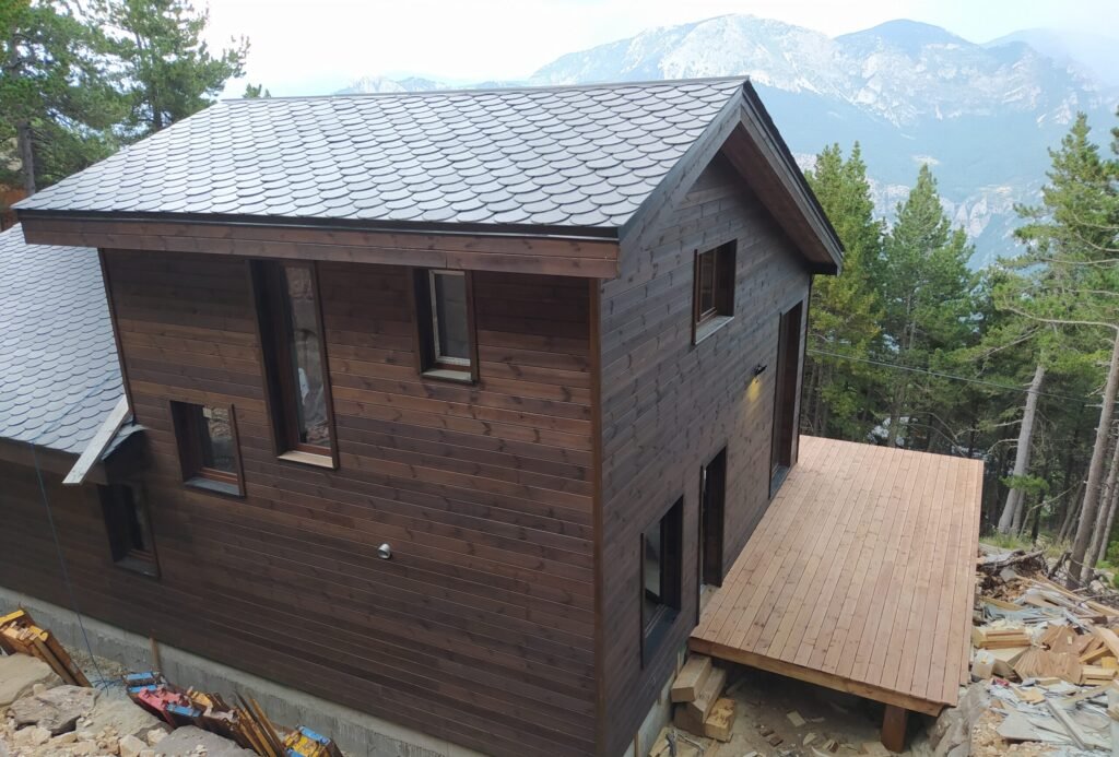 Casa de dos plantas con fachada de madera en los Pirineos