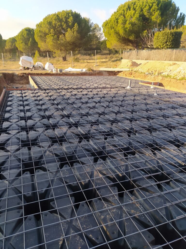 Cimentaciones y estructuras con armado sobre losa ventilada para vivienda